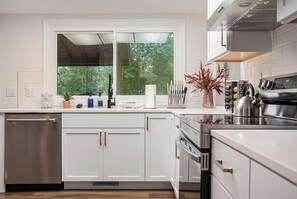 Fridge, microwave, oven, stovetop - Cozy & Elegant Gem, Fenced Yard, BBQ & Games! (Omaha)