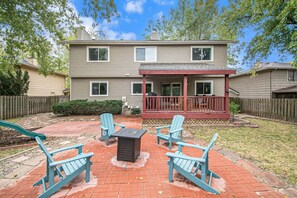 Terrace/patio - Cozy & Elegant Gem, Fenced Yard, BBQ & Games! (Omaha)