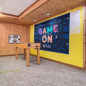 Games room - Cozy & Elegant Gem, Fenced Yard, BBQ & Games! (Omaha)