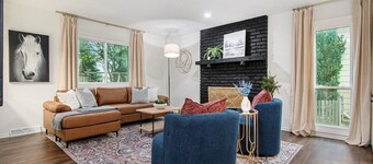 Cozy & Elegant Gem, Fenced Yard, BBQ & Games!