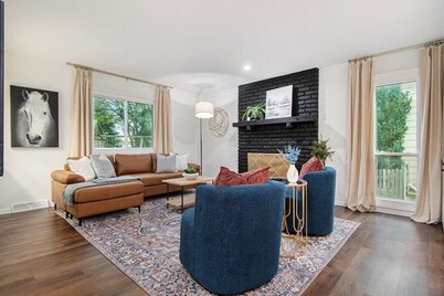 Modern and Stylish 4BR, Fenced Yard, BBQ & Games!