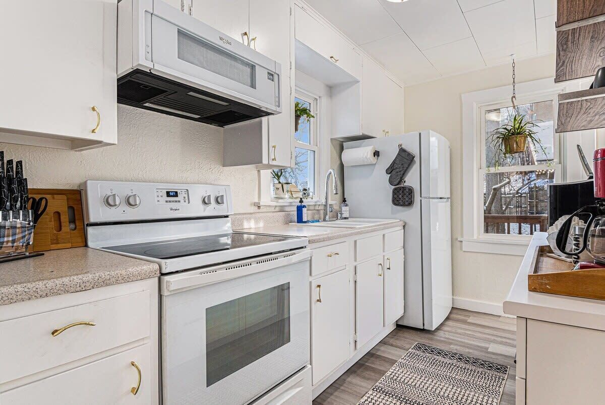 Kjøleskap, mikrobølgeovn, ovn og kokeplater