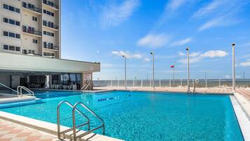 Alberca al aire libre y alberca climatizada