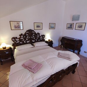 2 habitaciones, escritorio, tabla de planchar con plancha y wifi gratis 