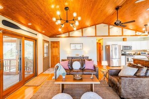 TV, fireplace, DVD player, offices - Waterfront Getaway + Game Room, Kayaks, Firepit (Lancaster)