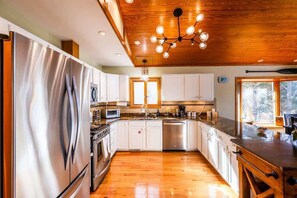 Fridge, microwave, stovetop, dishwasher - Waterfront Getaway + Game Room, Kayaks, Firepit (Lancaster)