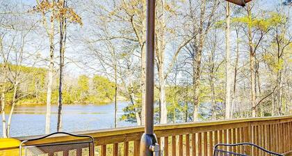 Waterfront Getaway + Game Room, Kayaks, Firepit