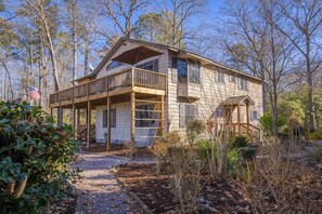Exterior - Waterfront Getaway + Game Room, Kayaks, Firepit (Lancaster)