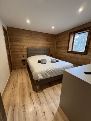 4 Schlafzimmer, Zimmersafe, Schreibtisch, Bügeleisen/Bügelbrett