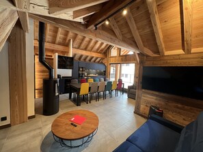 Smart TV, fireplace, books, stereo