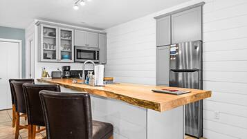 Frigorífico, microondas, horno y placa de cocina