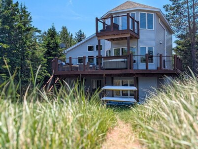 Beachfront Apt with Hot Tub, Near Canal Park