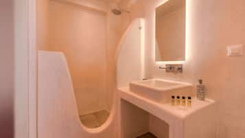 Appartamento Romantico, 1 letto king, non fumatori, vista oceano | Bagno | Pantofole, asciugamani