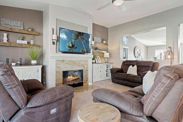 Televisión, chimenea, oficina