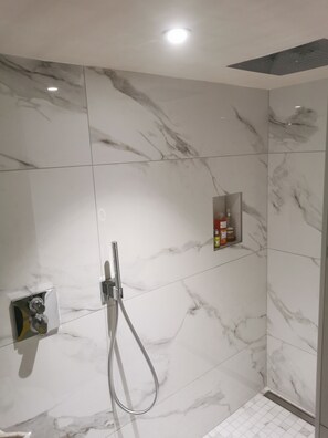 Douche, sĂšche-cheveux, serviettes fournies, savon