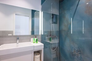 Dusche, Haartrockner, Handtücher, Seife