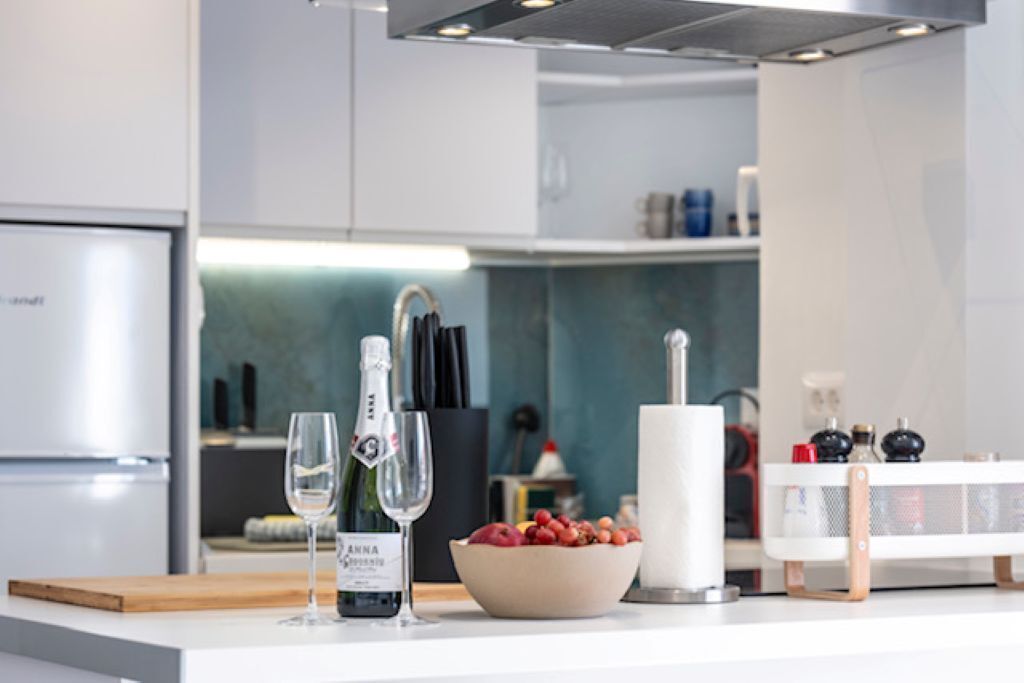 Four à micro-ondes, table de salle à manger