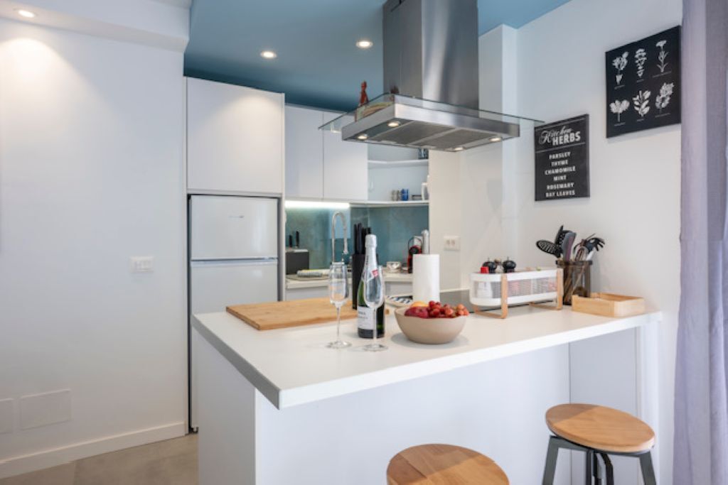 Four à micro-ondes, table de salle à manger