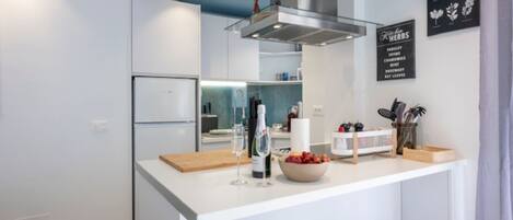 Mikroaaltouuni, ruokailupöytä