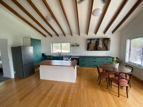 Central South Armidale unit, 2 bedroom, walk to town, modern + renovated