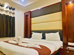 Superior Double Room | Bathroom | Free toiletries - Qotel Hotel Pitampura (New Delhi)