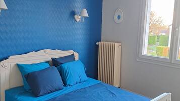 3 bedrooms, iron/ironing board, WiFi, bed sheets