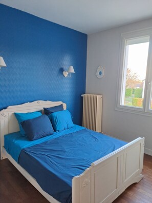 3 habitaciones, tabla de planchar con plancha, wifi y ropa de cama 