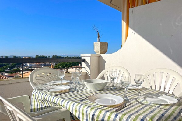 Outdoor dining - Apartment for 5 Pers - shared Pool/Wifi/Gardens (L'Escala)