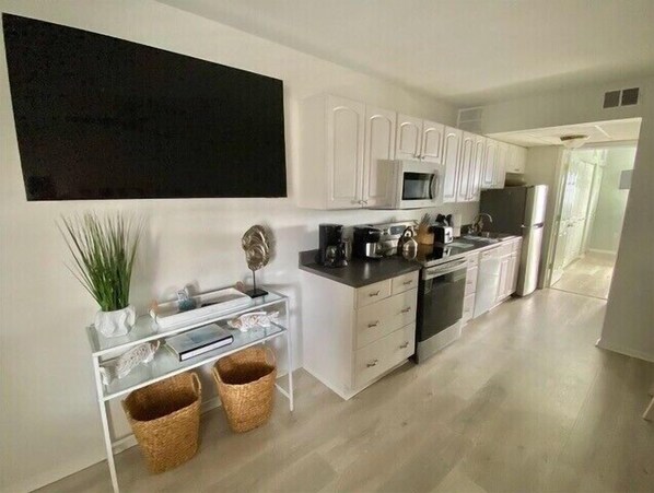 Refrigerador, microondas, horno y parrilla de estufa 