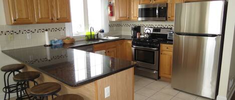 ثلاجة، ميكروويف، فرن، موقد طهي مسطح