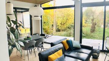 Smart-tv, videospelletjes, een tafeltennistafel en boeken