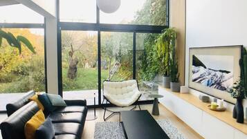 Smart-tv, videospelletjes, een tafeltennistafel en boeken