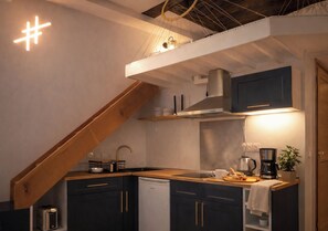 Réfrigérateur, micro-ondes, plaque de cuisson, cafetière/bouilloire