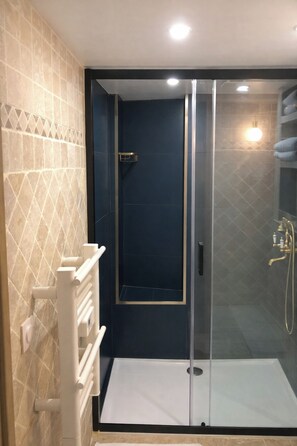 Douche, sĂšche-cheveux, serviettes fournies, savon
