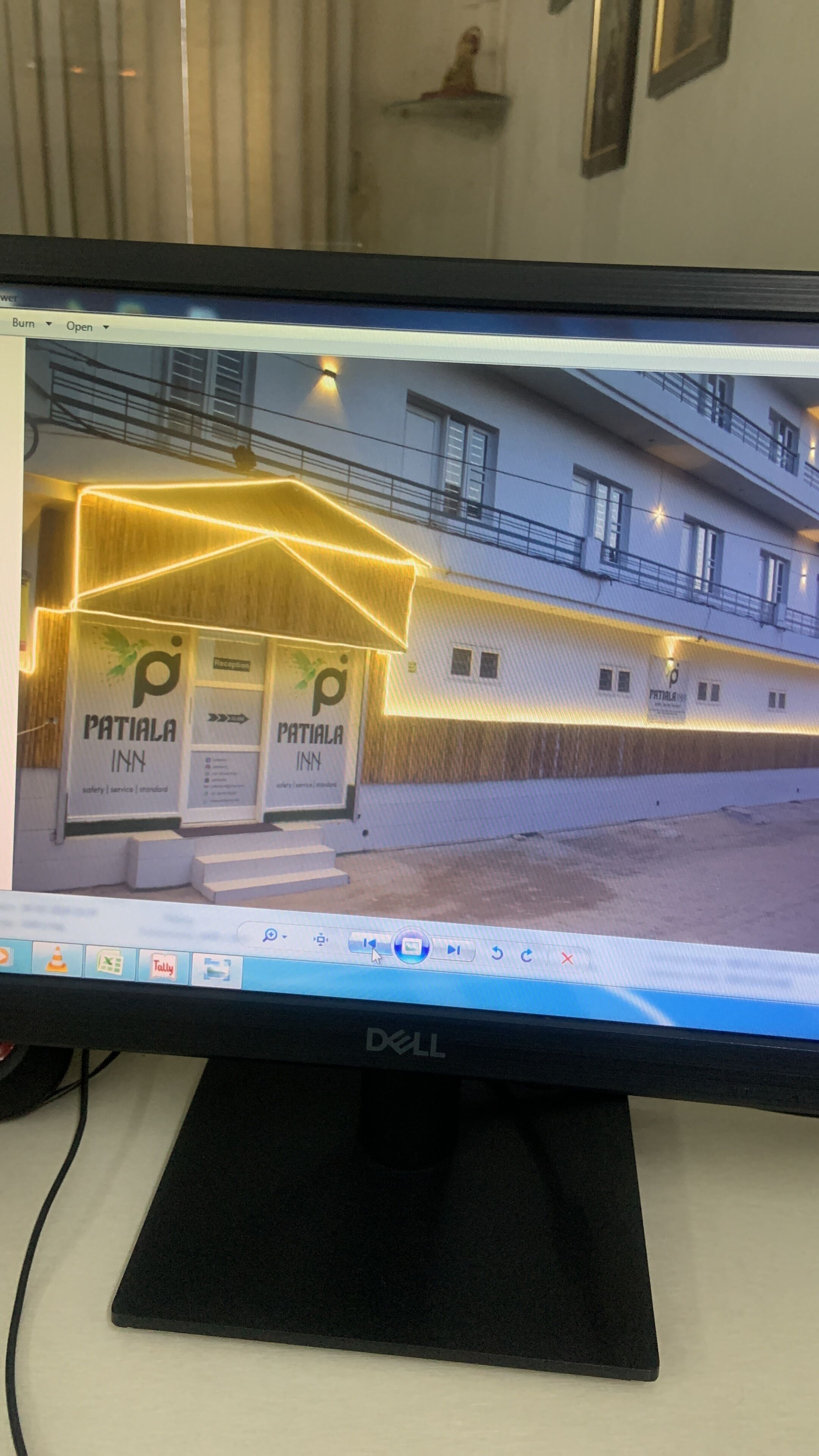 Un monitor de computadora mostrando un hotel llamado 'Patiala Inn' con un letrero.