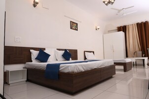 Deluxe Double or Twin Room | Laptop workspace, soundproofing, free WiFi
