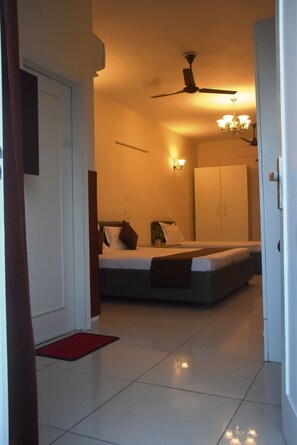 Laptop workspace, soundproofing, free WiFi - Patiala inn (Patiala)