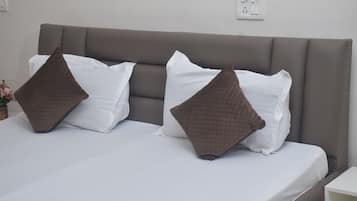 Deluxe Double or Twin Room | Laptop workspace, soundproofing, free WiFi