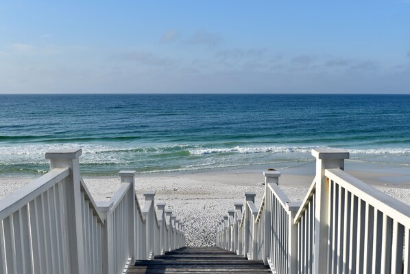 On the beach - Beachfront Cottage in Seaside, Amazing Gulf Views, Porch + 2 Adult Bikes! (Santa Rosa Beach)