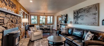 Red Rocks Retreat ~ Hot Tub, Game Room, Views, Privacy