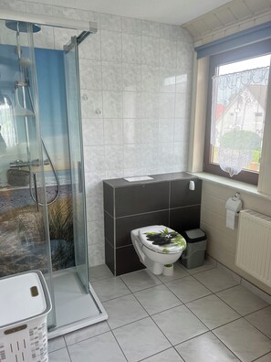 Dusj, hårføner, såpe og toalettpapir