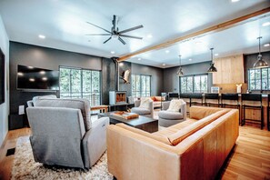 Smart TV, chimenea, mesa de ping pong