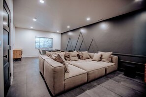 Smart-TV, Kamin, Tischtennisplatte