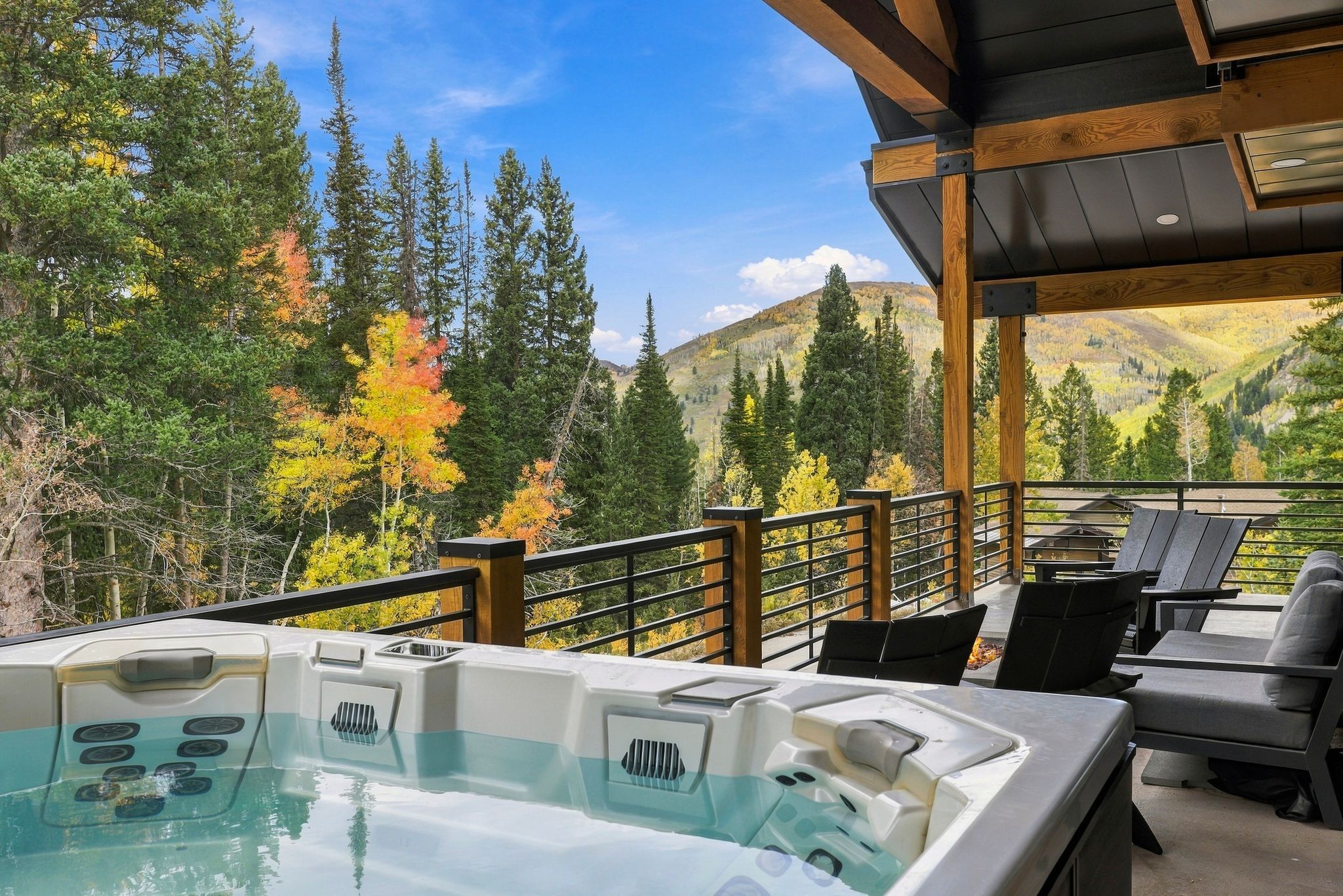 Un jacuzzi con vistas a un paisaje montañoso.
