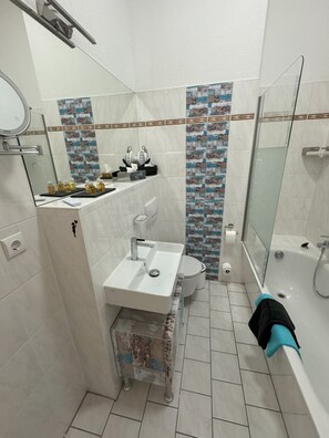 Asciugacapelli, asciugamani, sapone, shampoo