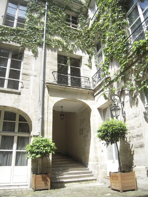 Exterior detail - QUIET NEST FOR LOVERS IN THE HEART OF PARIS! (Paris)