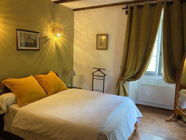 5 bedrooms, WiFi, bed sheets