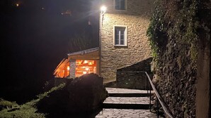A stone staircase leading to a building with a window and a light fixture. - Chambres et Table D'hôte au Cœur de la Castagniccia Dans une Bâtisse du Xviii S (Verdèse)