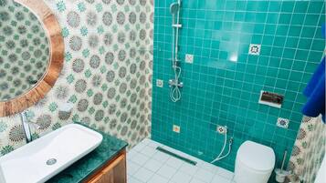 Een douche, een haardroger, handdoeken, zeep