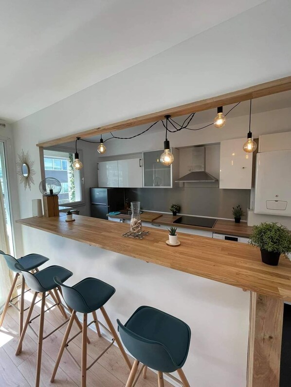 Fridge, microwave, oven, stovetop - Elégant, Spacieux & Cosy- Paris à Porte - Au Pied du Metro 14 (Saint-Ouen-sur-Seine)